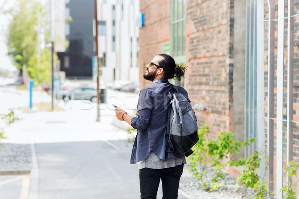 Człowiek smartphone spaceru miasta ludzi Zdjęcia stock © dolgachov
