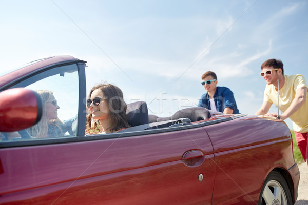 Foto stock: Feliz · amigos · empujando · roto · cabriolé · coche