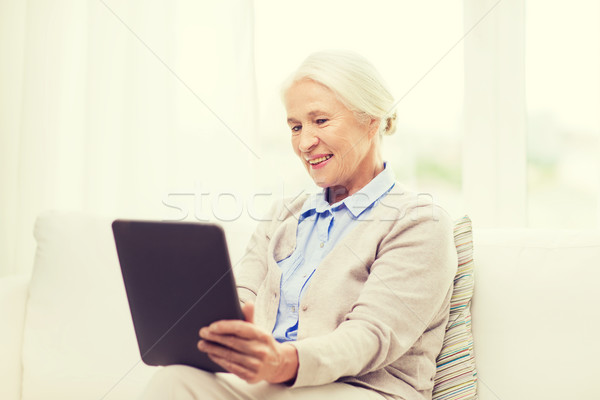 [[stock_photo]]: Heureux · supérieurs · femme · maison · technologie