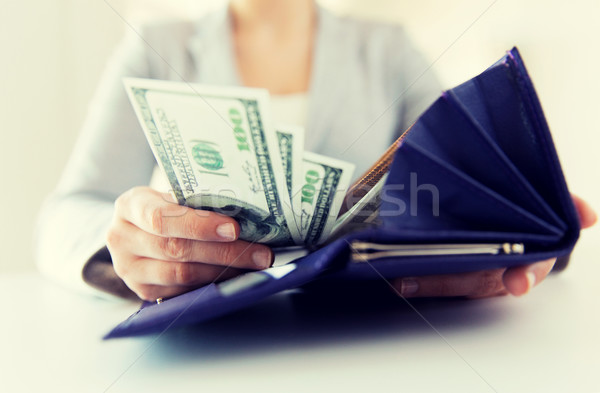 Mulher mãos carteira dinheiro negócio Foto stock © dolgachov