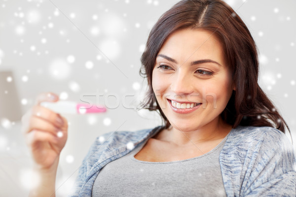 Felice donna guardando home test di gravidanza gravidanza Foto d'archivio © dolgachov
