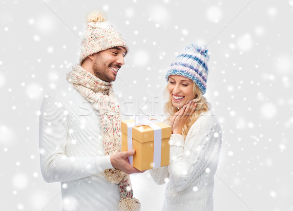 Gülen çift kış elbise hediye kutusu tatil Stok fotoğraf © dolgachov