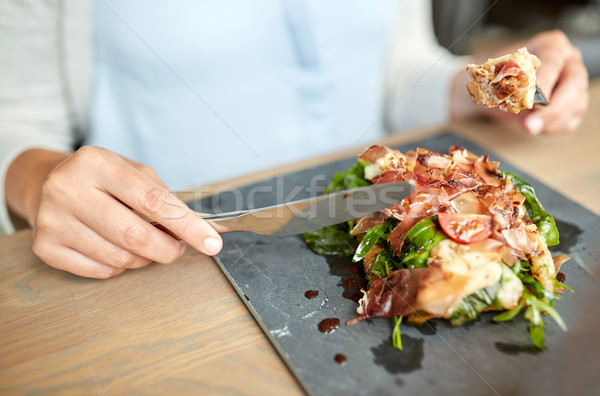 Stockfoto: Vrouw · eten · prosciutto · ham · salade · restaurant · eten