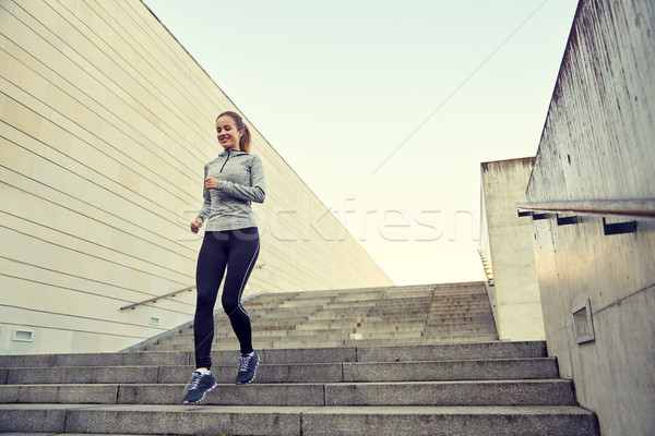 Glücklich sportlich Frau läuft Stadt Fitness Stock foto © dolgachov