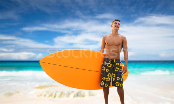 Sorridente moço prancha de surfe praia férias de verão pessoas Foto stock © dolgachov