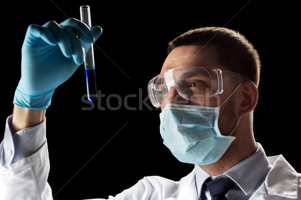 Wissenschaftler Schutzbrille Maske Reagenzglas Wissenschaft Medizin Stock foto © dolgachov