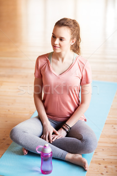 Foto stock: Mujer · cantimplora · estera · de · yoga · gimnasio · fitness