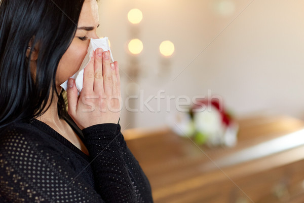 Mujer ataúd llorando funeral iglesia personas Foto stock © dolgachov