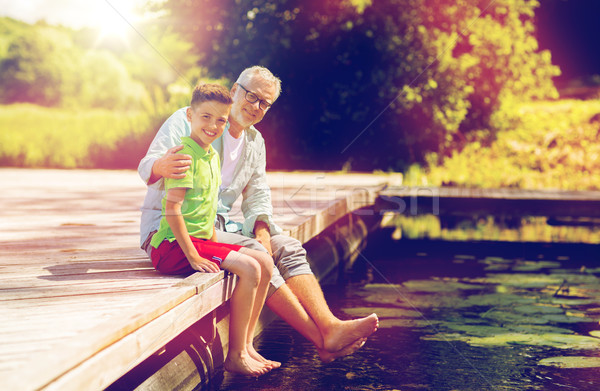 Grootvader kleinzoon vergadering rivier familie generatie Stockfoto © dolgachov