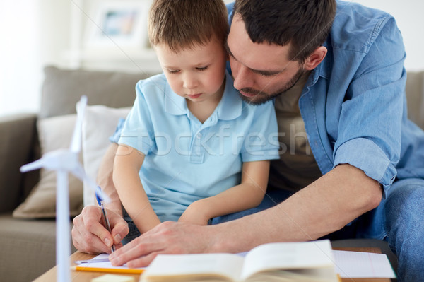 Foto stock: Hijo · de · padre · juguete · aerogenerador · casa · familia · infancia