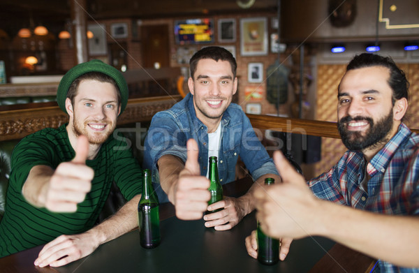 Foto stock: Feliz · masculina · amigos · potable · cerveza · bar