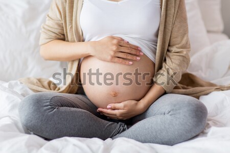 Foto stock: Mulher · grávida · nu · barriga · sessão · cama · gravidez