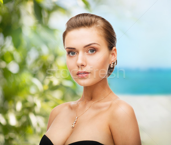 Frau tragen glänzend Diamant Ohrringe Schönheit Stock foto © dolgachov