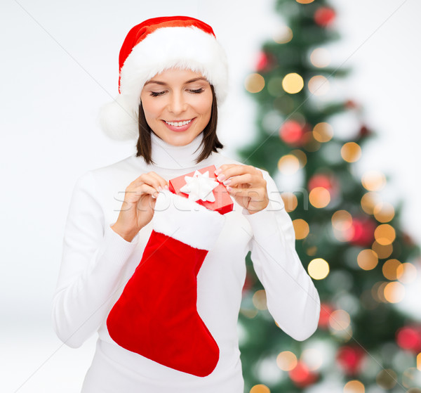 Kobieta Święty mikołaj hat szkatułce pończocha christmas Zdjęcia stock © dolgachov