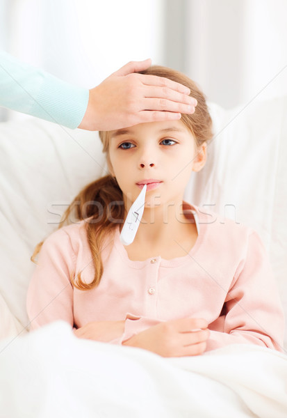 Beteg lány gyermek hőmérő gondoskodó anya Stock fotó © dolgachov