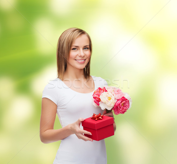 Foto stock: Mujer · sonriente · ramo · flores · caja · de · regalo · vacaciones · amor