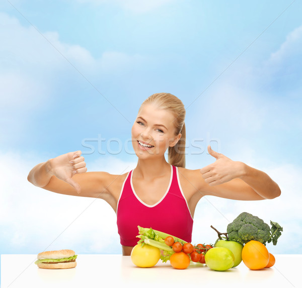 Femeie fructe hamburger alimente fitness asistenţă medicală Imagine de stoc © dolgachov