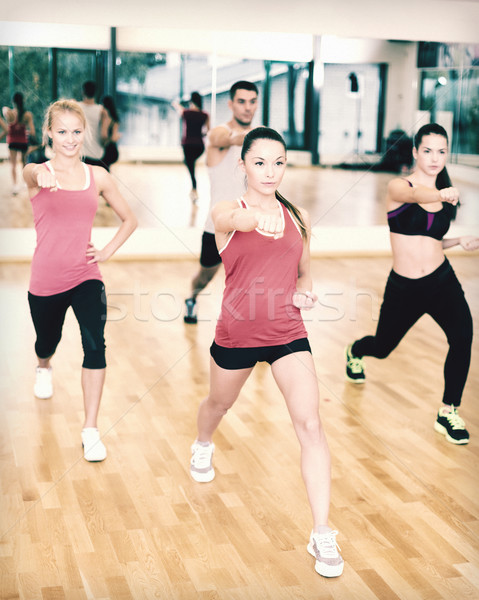 [[stock_photo]]: Groupe · concentré · personnes · gymnase · fitness