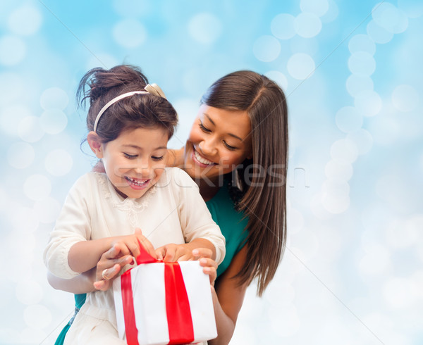 Feliz madre nina caja de regalo Navidad vacaciones Foto stock © dolgachov