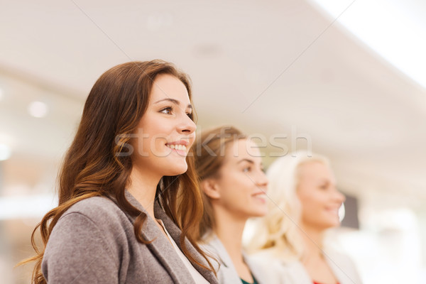Glücklich junge Frauen Mall Business Zentrum Verkauf Stock foto © dolgachov
