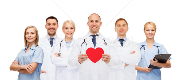 Foto stock: Grupo · sorridente · médicos · vermelho · forma · de · coração · medicina