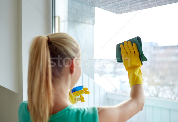 Szczęśliwy kobieta rękawice czyszczenia okno szmata Zdjęcia stock © dolgachov