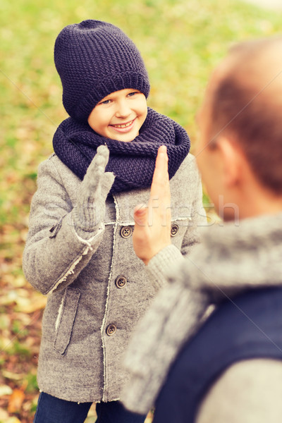 счастливым отцом сына high five парка семьи Сток-фото © dolgachov