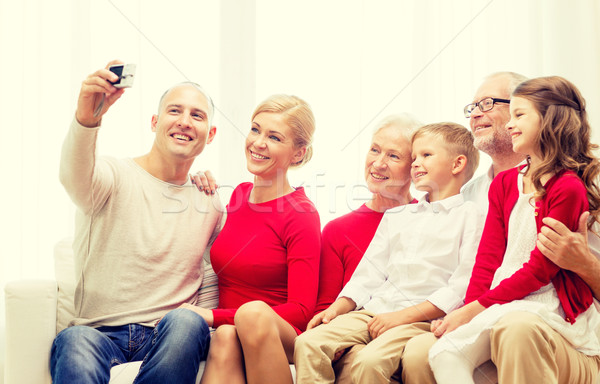 Сток-фото: улыбаясь · семьи · камеры · домой · праздников · поколение