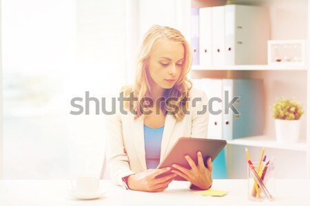 Stockfoto: Glimlachend · zakenvrouw · roepen · smartphone · onderwijs · business
