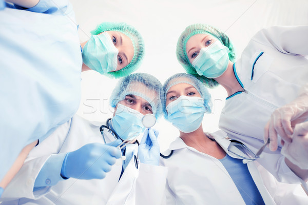 Grup medici camera de operare imagine tineri echipă Imagine de stoc © dolgachov