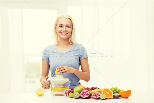 Lächelnde Frau Fruchtsaft home gesunde Ernährung Ernährung Stock foto © dolgachov
