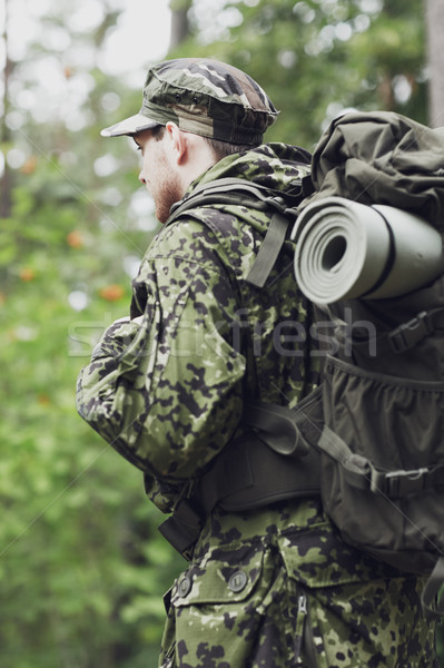 Tineri soldat rucsac pădure război Drumeţii Imagine de stoc © dolgachov