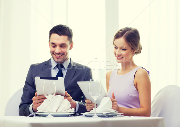 Foto stock: Pareja · restaurante · tecnología · vacaciones · sonriendo