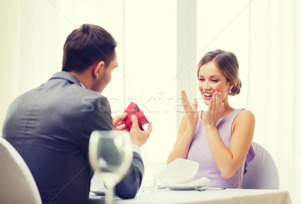 Foto stock: Animado · mulher · jovem · olhando · namorado · caixa · restaurante