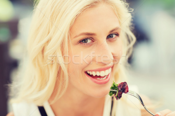 Heureux femme manger dîner restaurant terrasse Photo stock © dolgachov