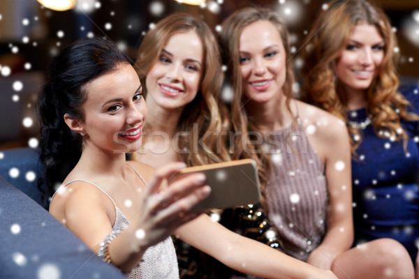 Vrouwen smartphone nachtclub viering vrienden Stockfoto © dolgachov