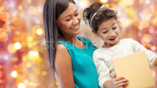 Foto stock: Feliz · madre · nina · caja · de · regalo · luces · Navidad