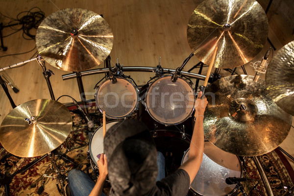 Masculino músico jogar bateria concerto música Foto stock © dolgachov