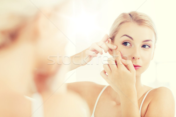 Nő pattanás fürdőszoba tükör szépség higiénia Stock fotó © dolgachov