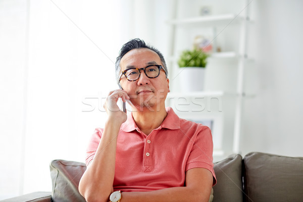 Stockfoto: Gelukkig · man · roepen · smartphone · home · technologie