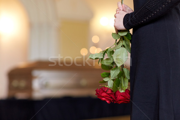 Közelkép nő rózsák koporsó temetés emberek Stock fotó © dolgachov