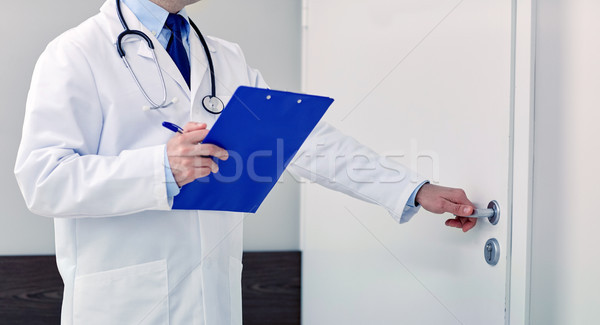 Medic clipboard spital uşă medicină Imagine de stoc © dolgachov