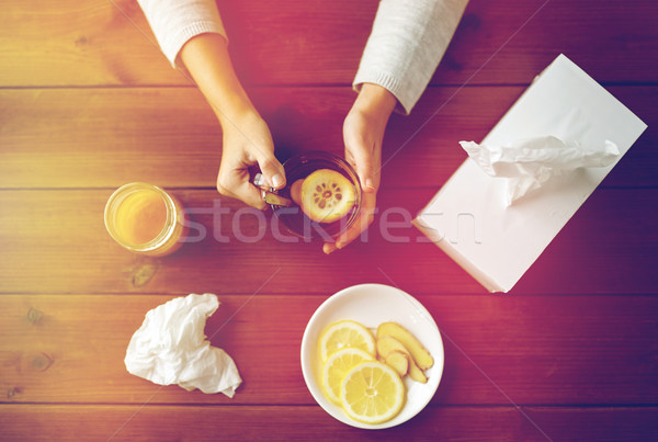 Ziek vrouw drinken thee citroen gember Stockfoto © dolgachov