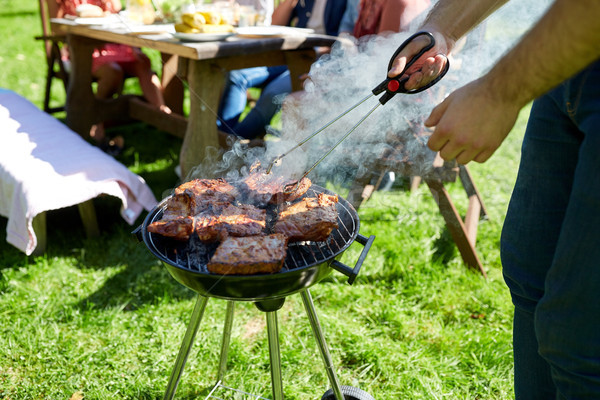 Homme cuisson viande barbecue été fête Photo stock © dolgachov