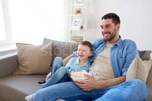 Baba oğul patlamış mısır izlerken tv ev aile Stok fotoğraf © dolgachov