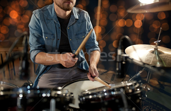 Mężczyzna muzyk gry drum koncertu Zdjęcia stock © dolgachov
