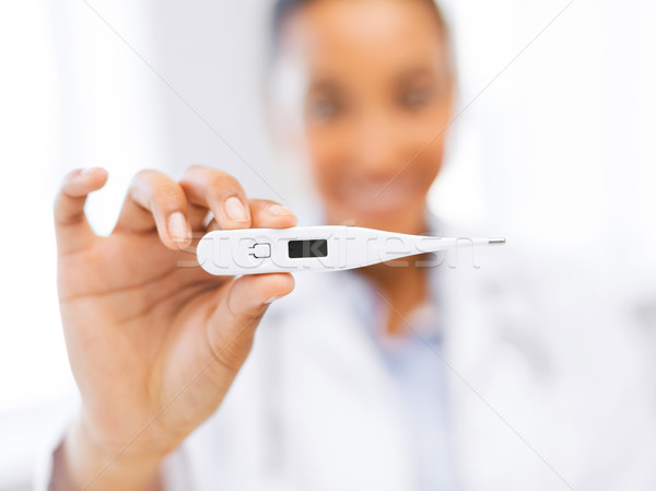 Femeie medic termometru sănătate medicină Imagine de stoc © dolgachov