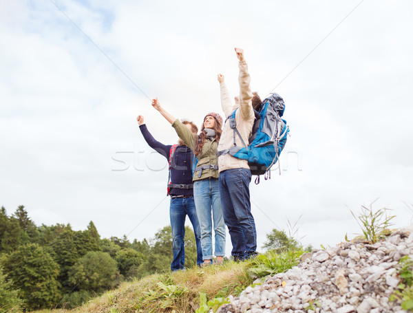 Groep glimlachend vrienden wandelen reizen toerisme Stockfoto © dolgachov