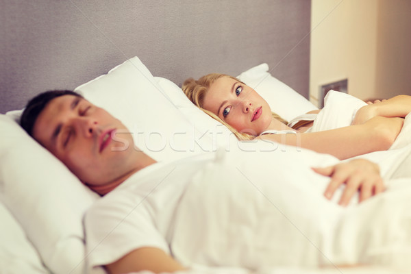 Familie cuplu dormit pat hotel călători Imagine de stoc © dolgachov