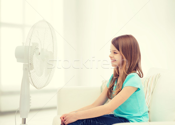 Sonriendo nina grande ventilador casa verano Foto stock © dolgachov